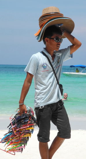 Und natürlich dürfen die Hut- und Sonnen-Brillenverkäufer nicht fehlen. Zum Glück werde ich von Ihnen Angeboten verschont. Einer seiner Kollegen läuft mit einer Armbrust über den Strand und versucht das Stück an den Mann zu bringen. Für mich ist das doch ein merkwürdiges Ansinnen. Wer braucht beim Sonnenbaden schon eine Schusswaffe, welche es nicht durch die Zollkontrolle schafft.