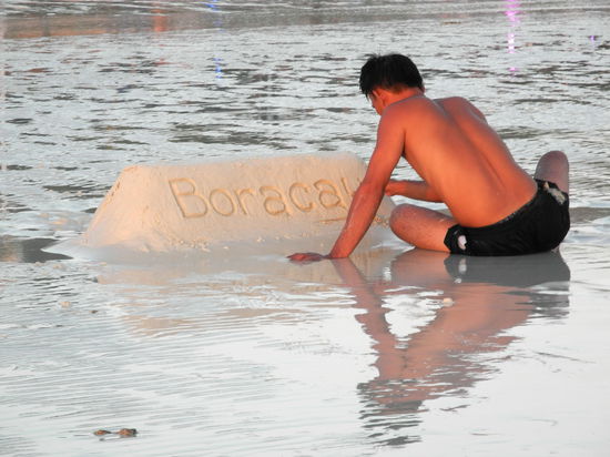 Die Jugend vom Boracay hat sich eine neue Einnahmequelle erschlossen und baut aus dem Sand Schilder mit der Aufschrift "Boracay". Wenn die Touristen dann davon ein Foto machen wollen, halten Sie die Hand auf und bitten um eine Spende. Zum Teil erschaffen die kleinen Baumeister kunstvolle Gebilde.