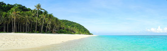 Früh morgens um sieben Uhr ist der Puka Beach noch menschenleer. Das kristall-klare, grün-blaue Wasser des Pazifiks lädt zum Baden ein.