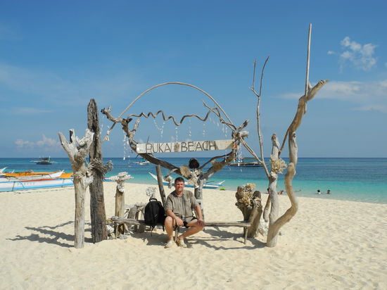 Das Schild aus Treibgut lässt keinen Zweifel: ich bin am Puka Beach.