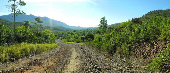Nach einigen Kilometern weicht der Straßenbelag aus Beton einer Schotterpiste. Ich kann kaum schneller als 20 km/h fahren. Immer wieder werden Steine gegen die Karosserie meines Motorrads geschleudert.