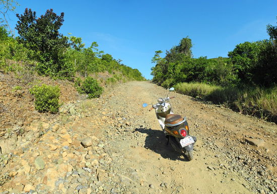 Der Schotterbelag wird immer gröber und ich befürchte eine Reifenpanne und ich brauche nicht lange um mir die Folgen einer solchen auszumalen. Auf Hilfe kann ich in dieser Pampas nicht hoffen. Ich kehre lieber um.