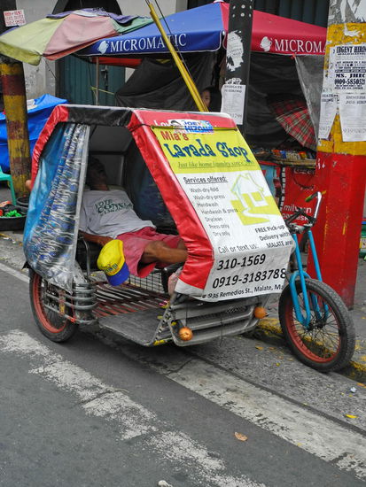 Beförderung mit echter Beinarbeit - Der Fahrer gönnt sich ein Nickerchen in seine Gefährt.