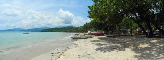 Am belebteren Strandabschnitt ankert Boote.