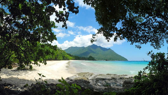 Der menschenleere hintere Strandteil.