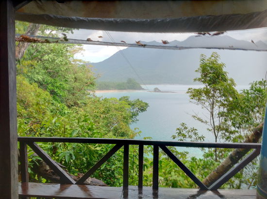 Die Zipline von der Bergstation aus gesehen. Von hier aus sieht der Fels, an dem die Talstation montiert ist, winzig aus.