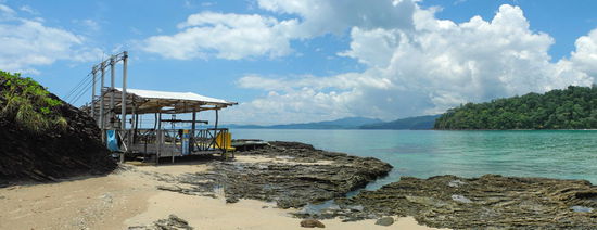 Die Talstation der Zipline. Das Drahtseil ist fest im Felsgestein dahinter verankert.
