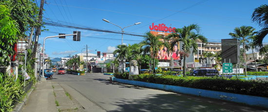 Die Hauptachse der Stadt ist die in Ost-West-Richtung verlaufende Rizal Avenue. Sie verbindet den Stadtkern im Westen mit dem Flughafen.