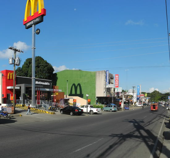 Das Frühstück im Hotel ist zwar nicht schlecht, fällt aber nicht so üppig aus. Da ist am frühen Morgen McDonalds auf der Rizal Avenue die einzige Alternative.