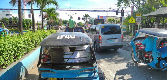 Bei den langen Rotphasen an den Ampeln bin ich den stinkenden Abgasen der Tricycles ausgesetzt.