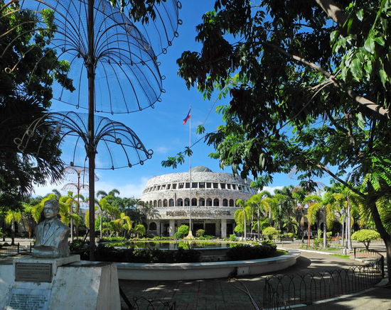 Das Capitol der Provinz Palawan sieht ein bisschen aus, wie ein in die Jahre gekommenes Ufo.