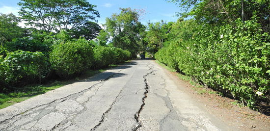 Die Nebenstraßen in Puerto sind in schlechtem Zustand. Die Längsrillen im Asphalt sind für Motorradfahrer nicht ungefährlich.