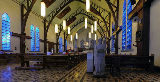 Der Innenraum der Kathedrale im abendlichen Zwielicht zwischen kalter und warmen Atmosphäre.