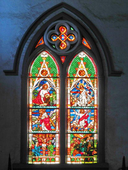Das Buntglasfenster zeigt die letzten sechs Stationen aus dem Leben und Wirken des Religionsstifters Jesus Christus.