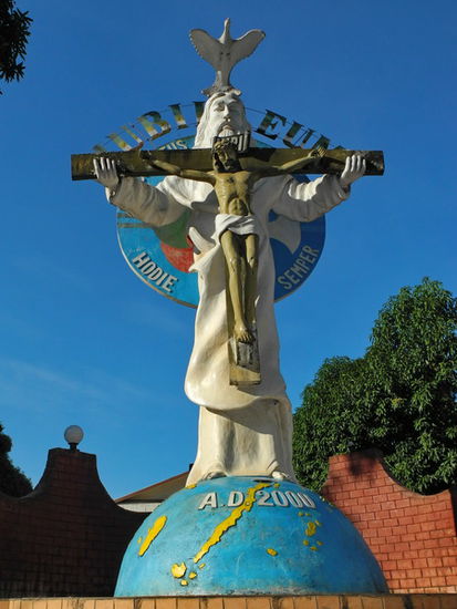 An der Südseite der Kathedrale ist eine Statue, welche die Dreifaltigkeit darstellt, aufgestellt.
