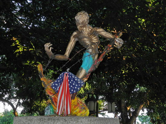 Im Jahr 2009 ließ der Bürgermeister Edwin Hagedorn an dieser Stelle ein Denkmal errichten.