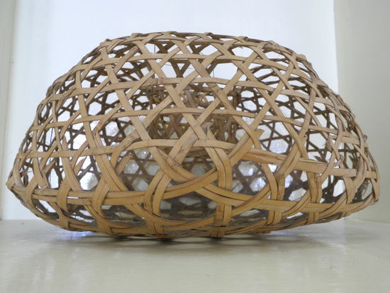 Ein kleines Highlight der Ausstellung ist eine Tierfalle aus dem filigranen Geflecht von Bambusfasern.