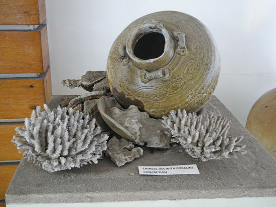 Korallen und importierte Keramik.