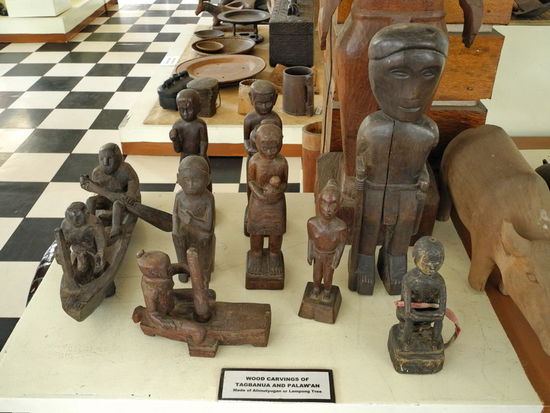 Die Holzfiguren muten ein wenig archaisch an und könnten aus der vorchristlichen Zeit der Philippinen stammen.