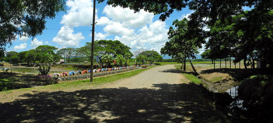 Die grobe Schotterpiste, welche vom Eingang bis zum Gefäng-nisdorf führt, setzt dem Motorrad zu.
