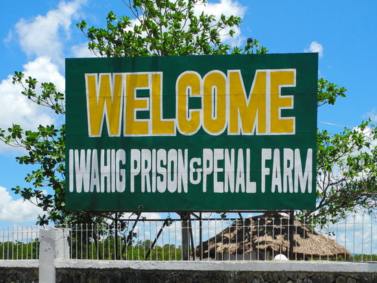 Herzlich Willkommen im Gefängnis begrüßt ein freundliches Schild am Eingang.