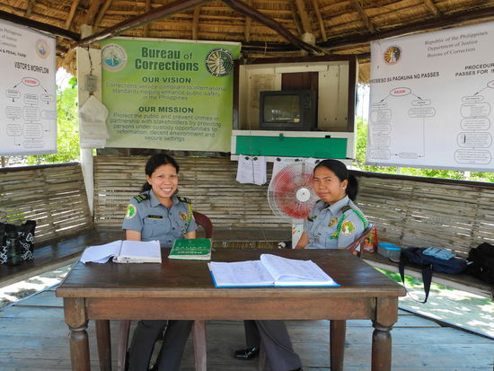 Bei diesen freundlichen Beamtinnen registriere ich mich.