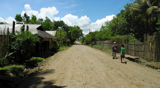 Hier säumen die ersten Behausungen der Gefangenen den Weg. Die Insassen winken freundlich. Aus nachvollziehbaren Gründen sollen von den Gefangenen keine Fotos gemacht werden. Nicht viele wollen als Iwahig-Insassen auf facebook gepostet werden.