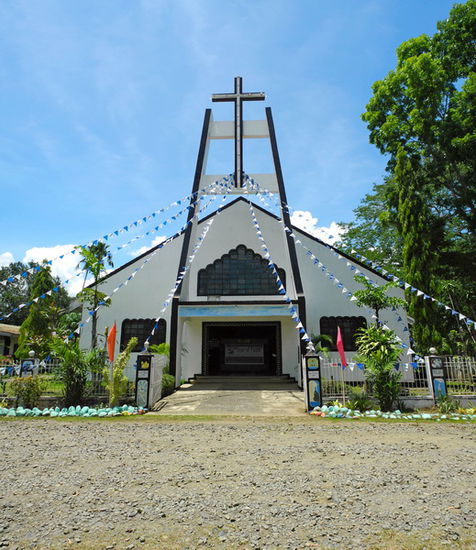 Auch hier wird die Kirche im Dorf gelassen - hier am Dorfplatz.