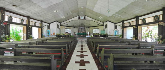 Die offene Kirche ohne Seitenwände.