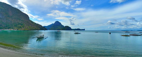 Am späten Nachmittag haben die zahlreichen Boote, die Touristen zu den Inseln des Archipels bringen, festgemacht. Ein Tour Guide erzählt mir, dass die Touren zu den Inseln im Nationalpark nur von hier aus El Nido starten dürfen.
