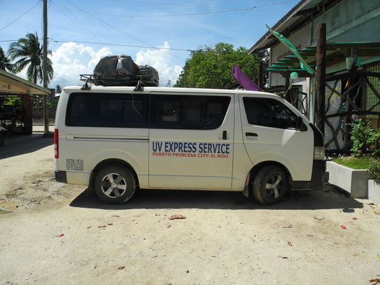 Mit diesem kleinen Van ging es 5 Stunden durch NordPalawan nach El Nido (hier bei einer kleinen Pause auf halber Strecke in Roxas).