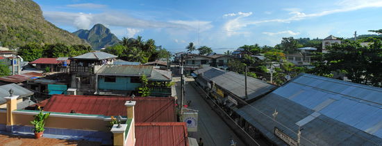 Blick von der Casa Cecilia auf die Rizal Street, die nach etwa hundert Metern am Strand endet.