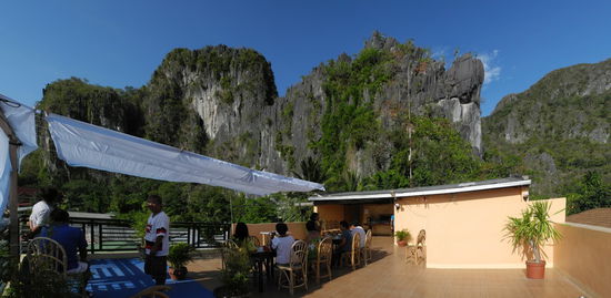 Bizarre Felswände ragen über der Frühstücks-Terrasse des Casa Cecilia Hotels.