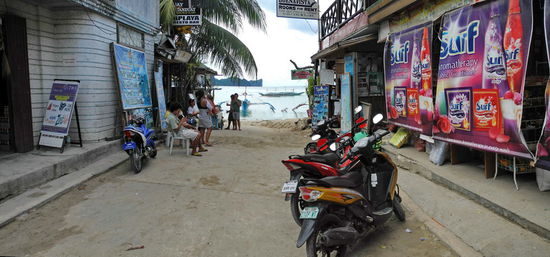 Vom Nordende der Rizal Street sind es zum Strand nur wenige Schritte. Zum Schutz vor der Sonne haben die Läden ihre Front mit einer Plane verhängt.