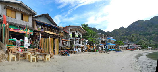 Zwischen Palmen reihen sich am Strand von El Nido die Restaurants, Hotels und Tauchschulen aneinander.