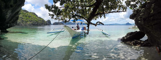 Unser Boot hat für das Mittagessen an einem kleinen Strand angelegt. Die kleinen Wasserfahrzeuge mit den Bambusauslegern sind überall auf den Philippinen anzutreffen. Zwei Masten stützen ein Sonnensegel. Über Seile sind sie mit den Auslegern verbunden.