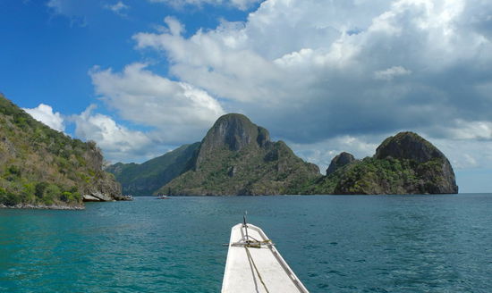 Mit der Ausfahrt von El Nido richtet sich der Blick auf Cadlao Island.