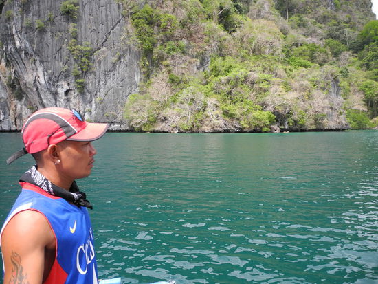 Der Bootsmann sieht versonnen aufs Meer.