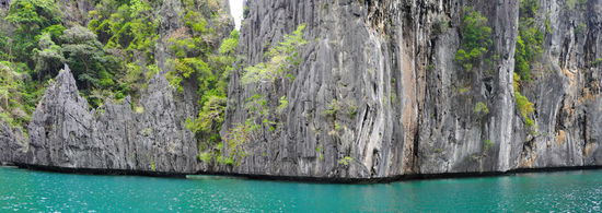 Das Meer hat sich über die Jahrzehnte in Basis der Felswände gefressen.