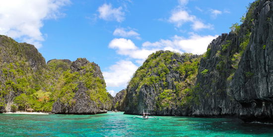 Die zweite Station unserer Tour ist die Einfahrt in die "Big Lagoon". Zwischen den bizarren Klippen schimmert das Wasser smaragdgrün zwischen den Korallen. Leider legen wir nicht am Strand am linken Bildrand an.