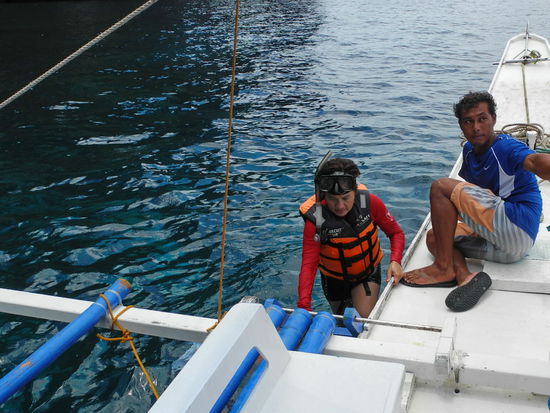 Ich benötige einige Versuche bis ich heraus bekomme, wie ich über die Leiter wieder ohne Hilfe ins Boot gelangen konnte.