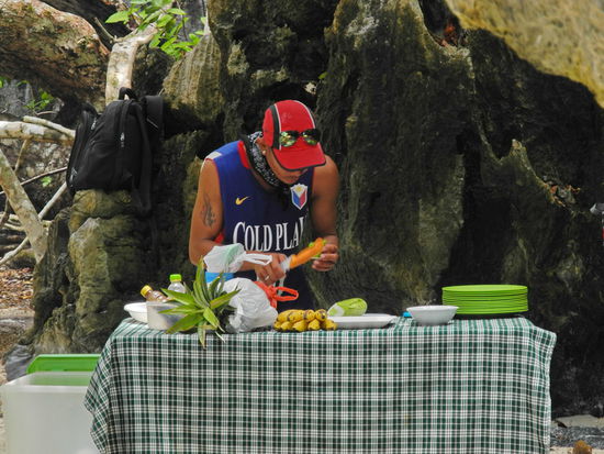 Die Tourguides schmeißen den Grill an und schnippeln das Gemüse.