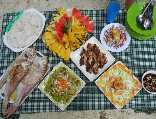 Das kleine Buffet kann sich durchaus sehen lassen. Es gibt zweierlei Sorten Fleisch, Fisch und Meeresfrüchte. Dazu Salate mit Soja-Dressing und tropisches Obst.