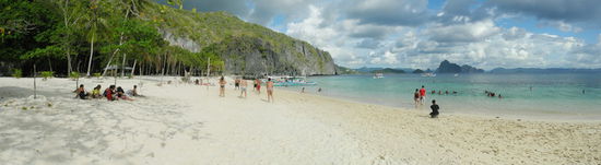 Die letzte Station unserer Tour ist der Seven Commando Beach. Hier gibt es eine Cocktailbar und ein Volleyballnetz. Ich gebe mein letztes Kleingeld an der Bar aus.