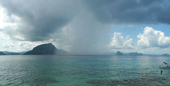 Gleich bei unserem ersten Stopp bietet sich unserer Reisegruppe ein eindrucksvolles Naturschauspiel: ein Regenschauer bewegt sich auf unsere Anlegestelle auf Helicopter Island zu.