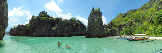 Zwei Felswände grenzen den Hidden Beach vom offenen Meer ab. Offenbar haben Ebbe und Flut die Lagune mit dem feinen Korallensand aufgefüllt.