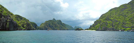 Die Meerenge zwischen Tapuitan Island und Matinloc Island erinnert mich an Fjörde in Norwegen.