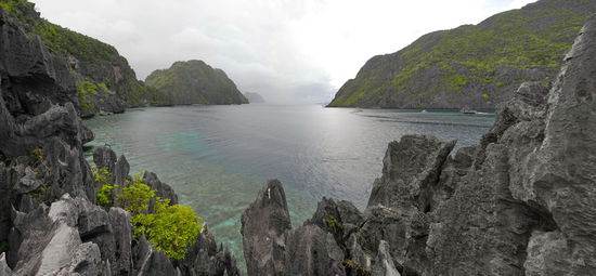 Schöne Aussichten auf die Landschaft. Eine steile Treppe führt auf die felsige Anhöhe.