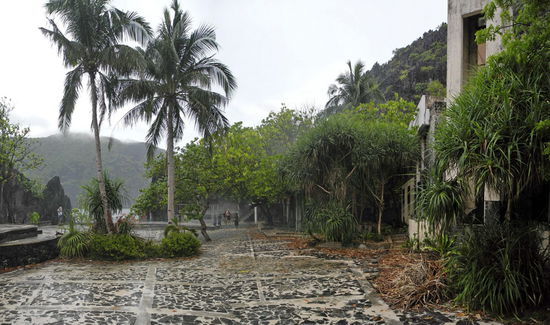 Der Platz vor dem Schrein.