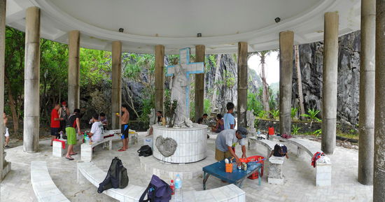 Eine Reisegruppe hat es sich für das Mittagessen direkt im Schrein bequem gemacht.